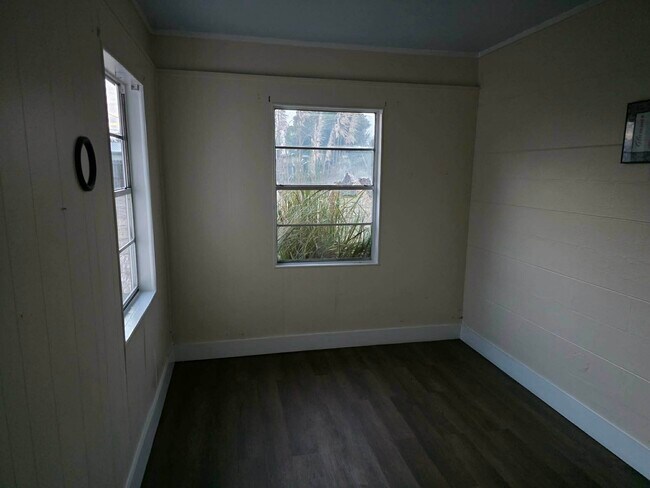 Bedroom - 123 Keystone Plz