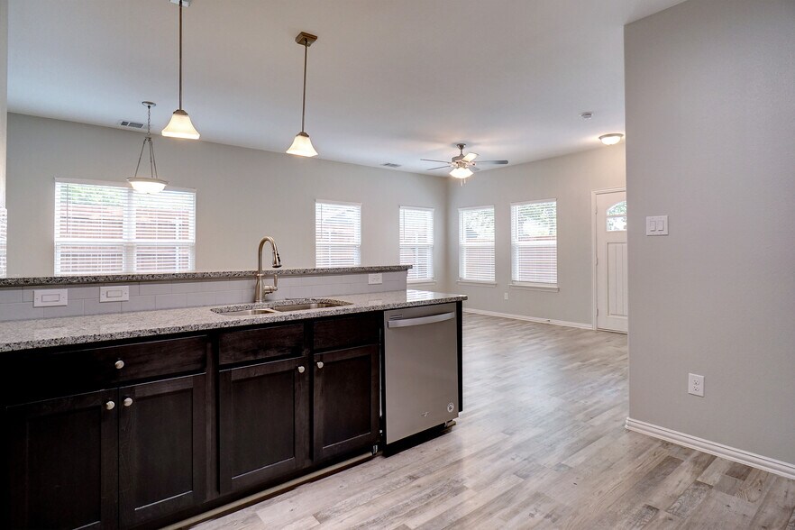 Kitchen - 1923 S Jennings Ave