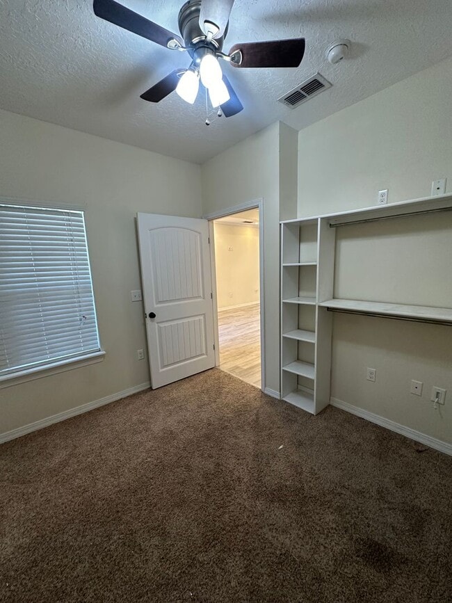 Building Photo - Stunning and Spacious 4 Bed Home! Parkview School District!