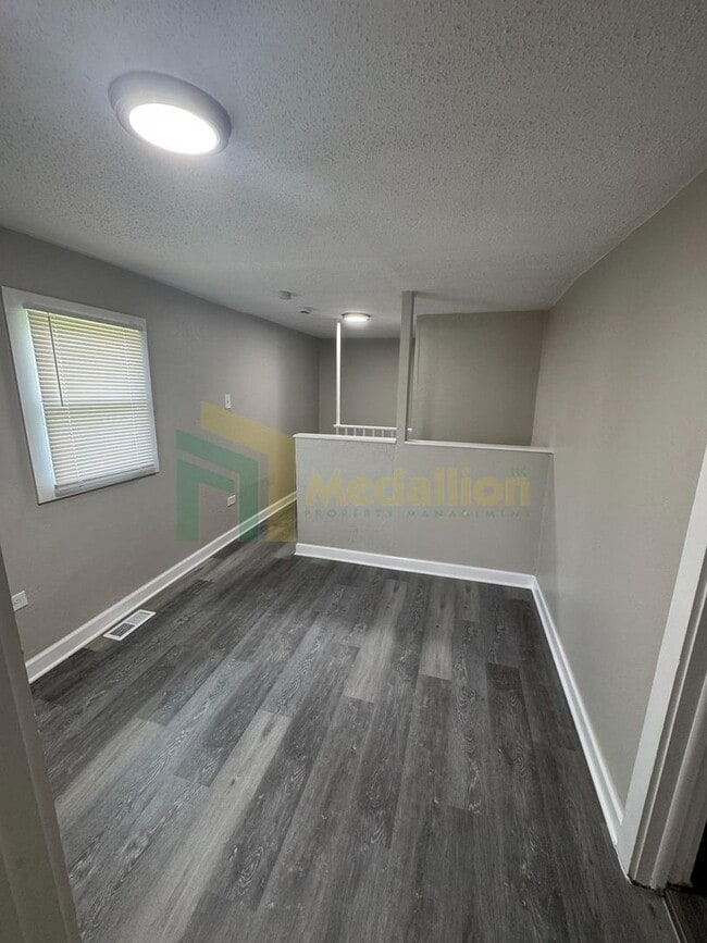 Building Photo - Beautifully Remodeled 4BR/2BA Home with Sp...