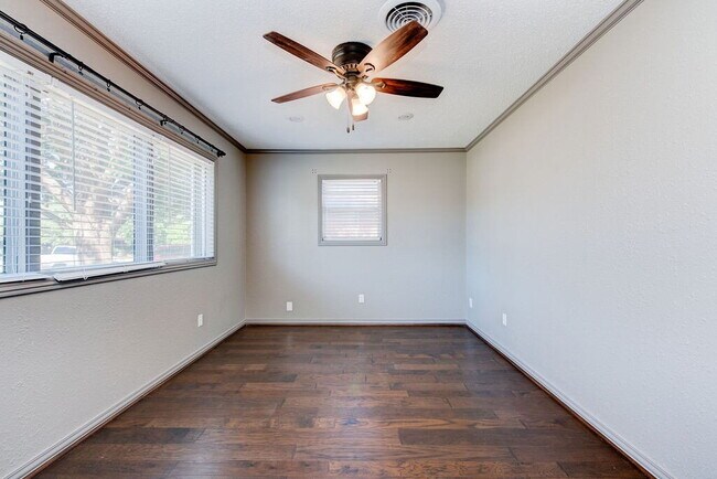 Building Photo - 3/2/2 in Excellent Location!