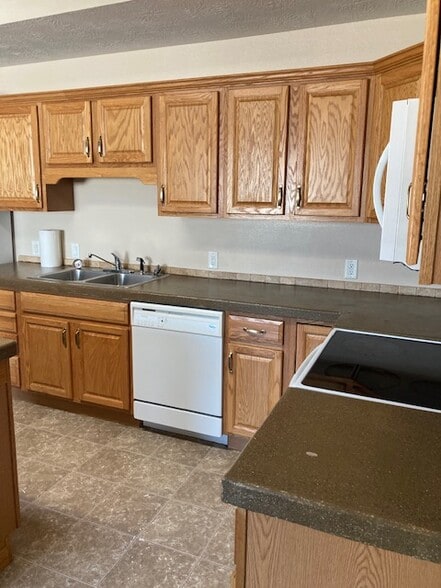 Kitchen w/ Island - 2414 W 10th St