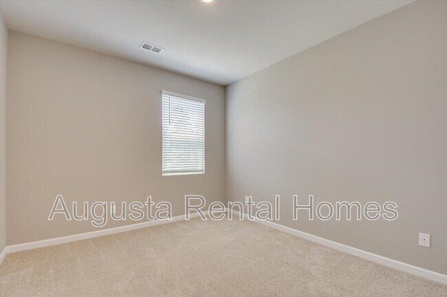 Building Photo - 560 Post Oak Ln