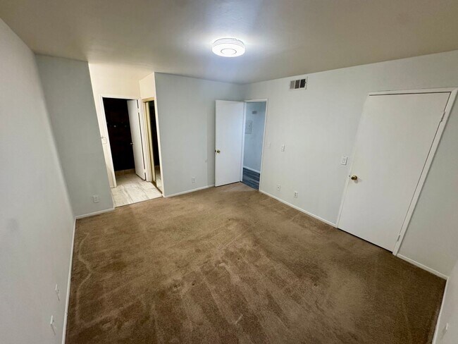 Building Photo - Spacious 3 bedroom condo