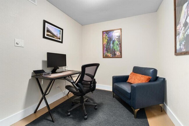 Building Photo - 3204 Menchaca Rd