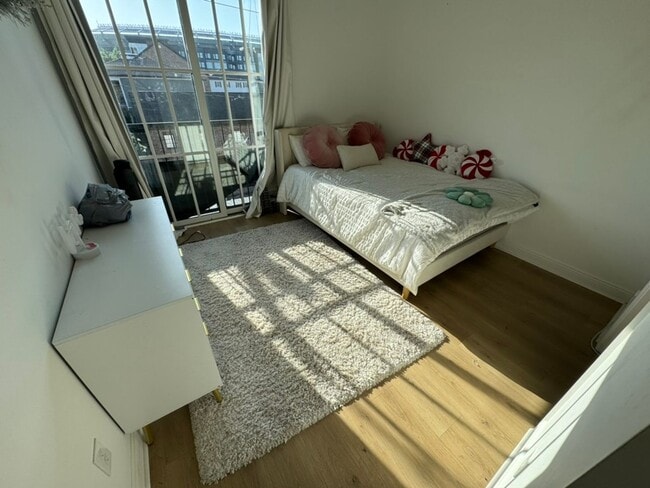 Building Photo - Ready for immediate move in - Two private ...
