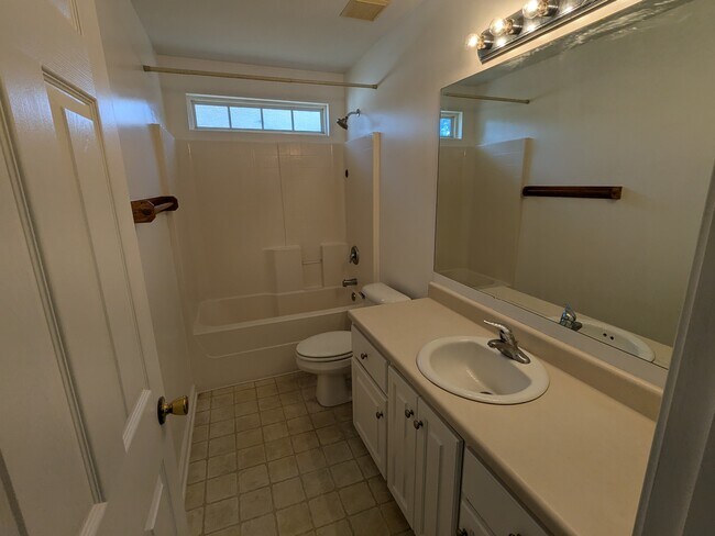 Building Photo - 110 Nandina Wy