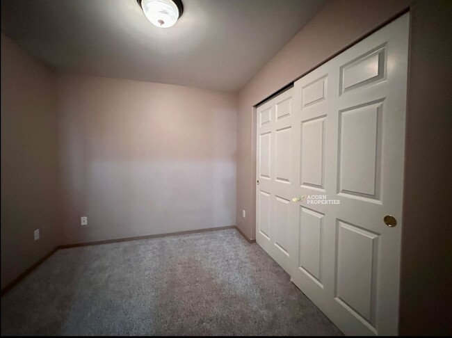 Building Photo - 915 SW Kimball Dr