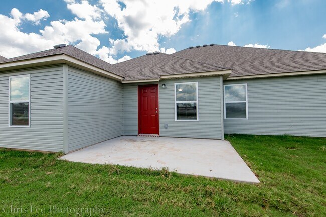Building Photo - 4BR Home w/Fenced Yard