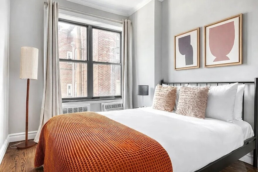 Building Photo - 564 Hudson St