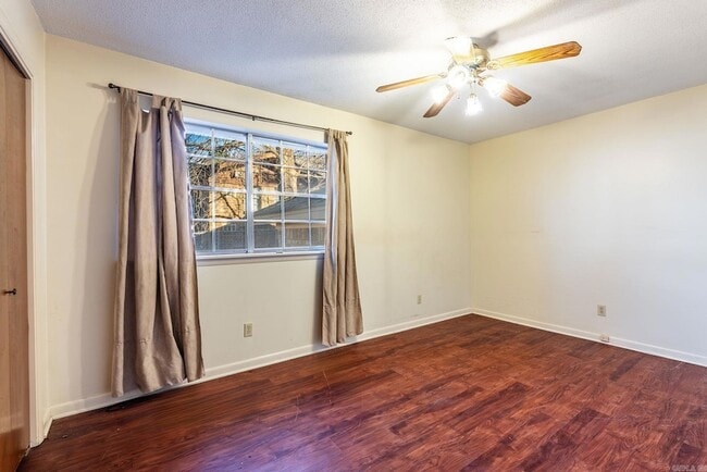 Building Photo - 6104 Meadowbrook Ln