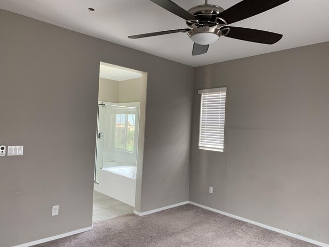 Building Photo - 3 Bedroom townhome in Mountains Edge