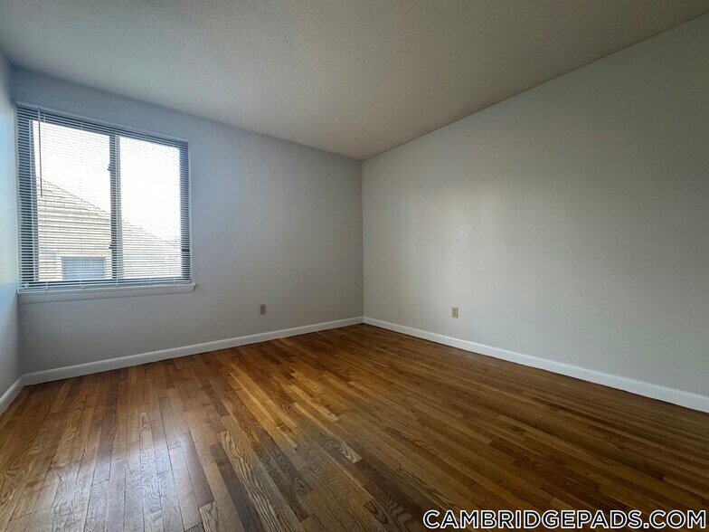 Building Photo - 20 Hubbard Ave