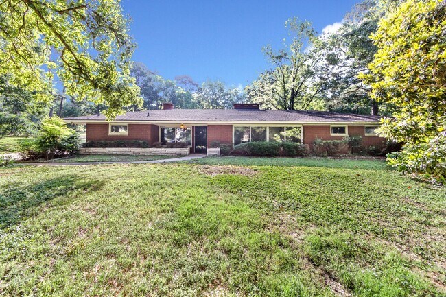 Building Photo - "Charming 3-Bedroom Oasis with 2 Full Baths – Spacious 2,295 Sq Ft Home in Charlotte's Heart!"