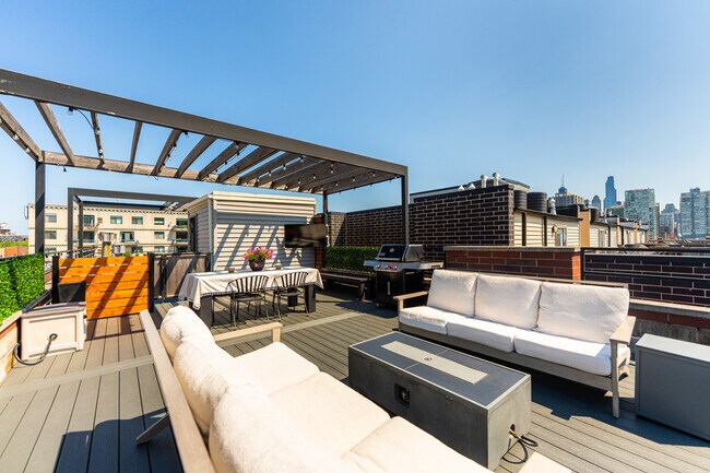 Building Photo - 840 W Erie St