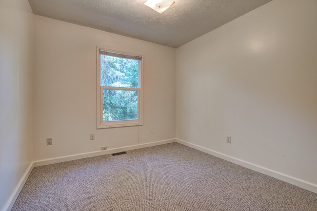 Building Photo - 135 Clover Valley Cir