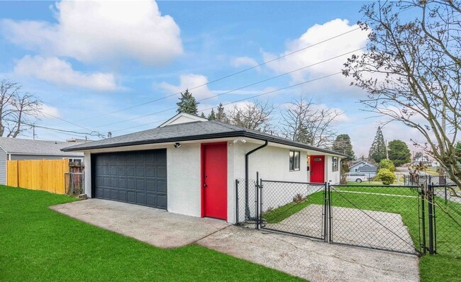Building Photo - Cozy updated 2 bedroom South Tacoma Rambler
