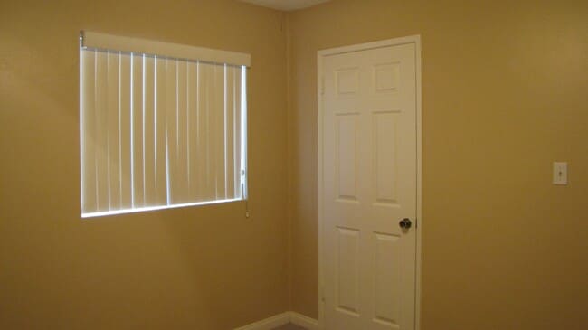 Building Photo - Oildale Home