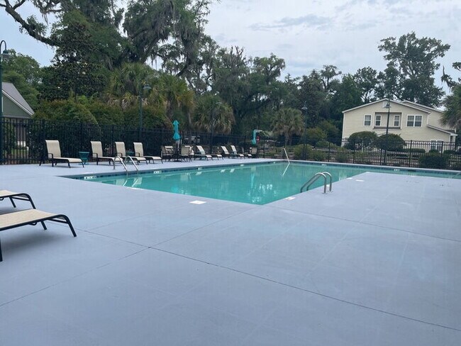 Building Photo - 130 Grand Oaks Dr