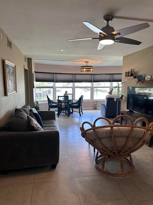 Building Photo - 3121 NE 51st St