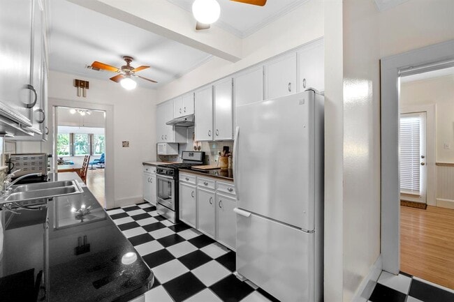 Building Photo - 205 W 32nd St