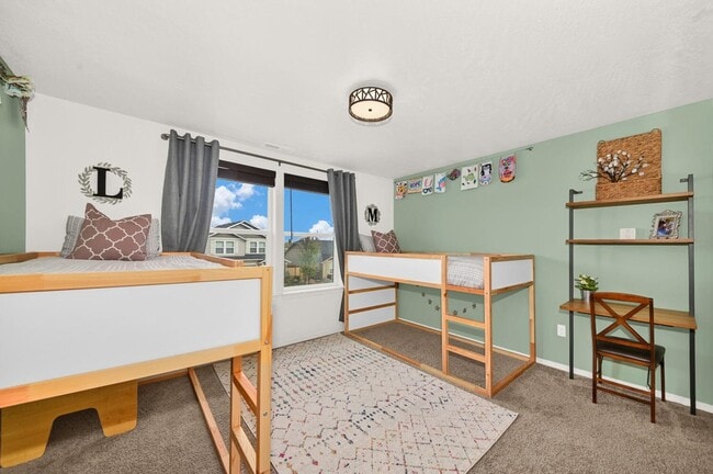 Building Photo - Gorgeous 4-Bdr with fully fenced yard in b...