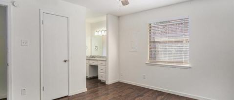 Building Photo - 2107 Mistletoe Ave