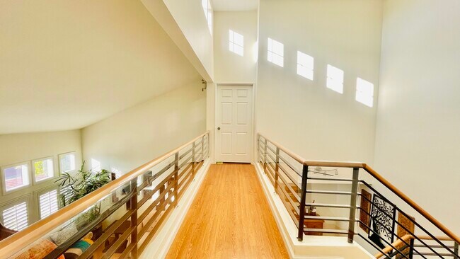 Upstairs - 2501 Avenita Alpera