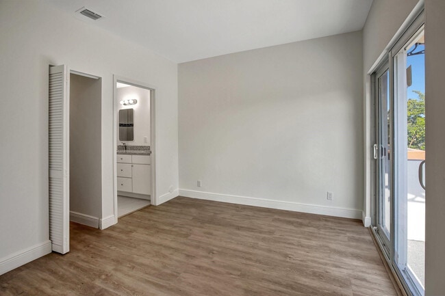 Building Photo - 1104 S 20th Ave