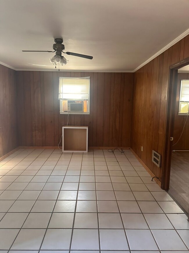 Building Photo - 1124 Erskine Rd