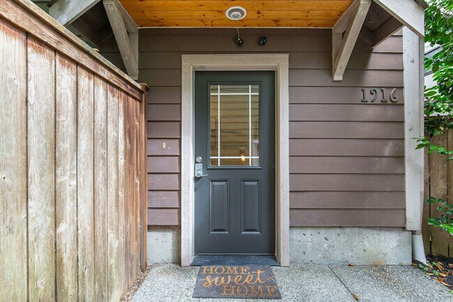 Building Photo - 1916 E Spruce St