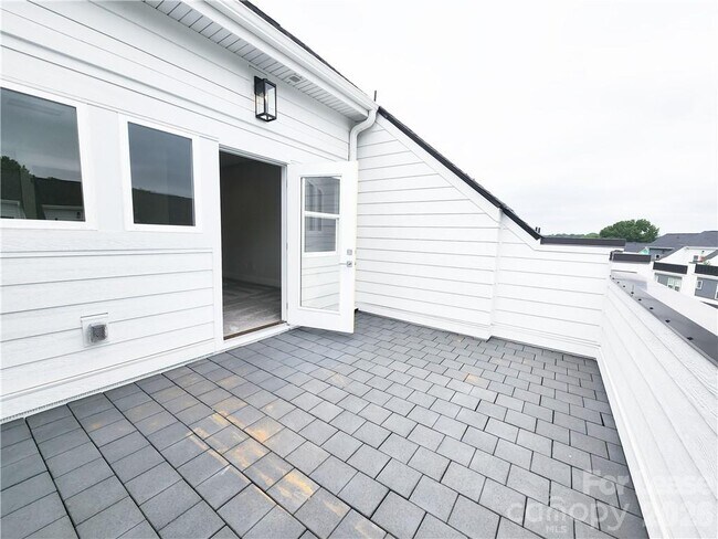 Building Photo - 618 W End Dr