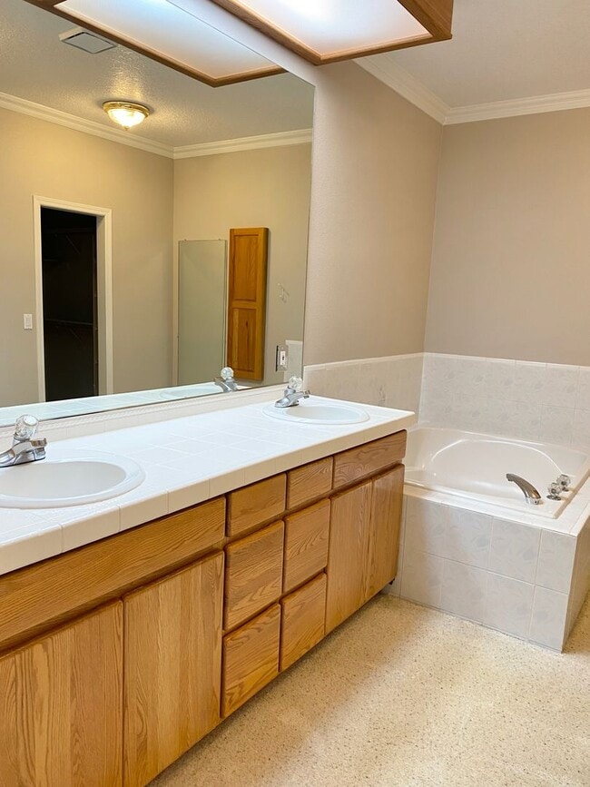 Building Photo - Beautiful custom home in Lakeshore Estates
