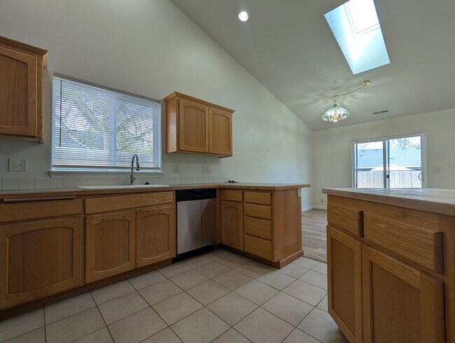 Building Photo - Great 3 Bedroom, 2-Bath Home With 2 Separate Living Rooms!