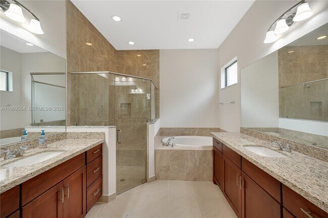 Building Photo - 11815 Leon Cir N