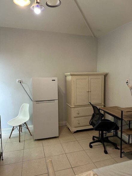 Building Photo - 7020 SW 71st Ave