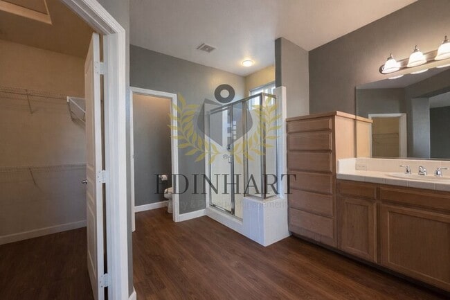 Building Photo - 818 S Apple Ave