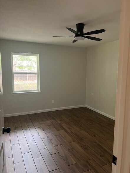 Building Photo - 562 W Ferndale Ln