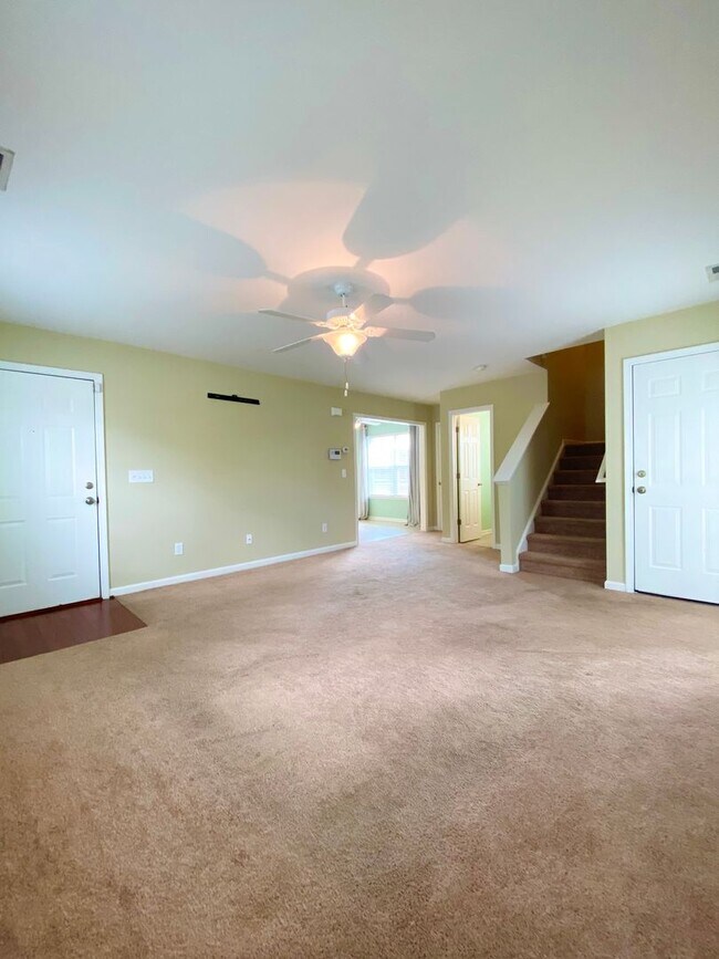 Building Photo - Beautiful 3 Bed 2.5 Bath House