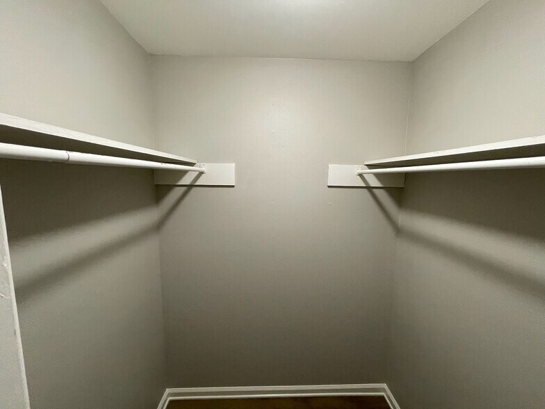 Walk-in Closet - 813 Hammond Manor Dr