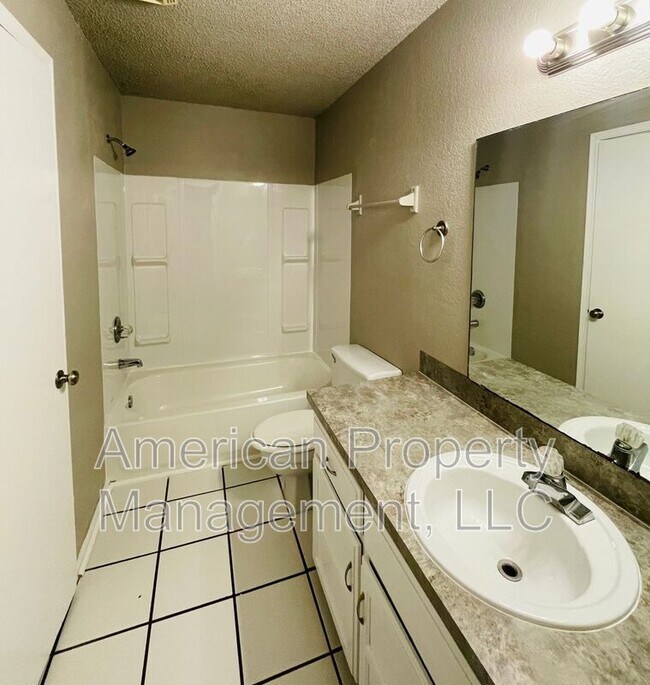 Building Photo - 1810-P1810 W 58th St