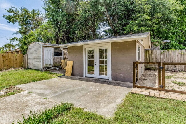 Building Photo - Beautiful East Hill home located in one of...
