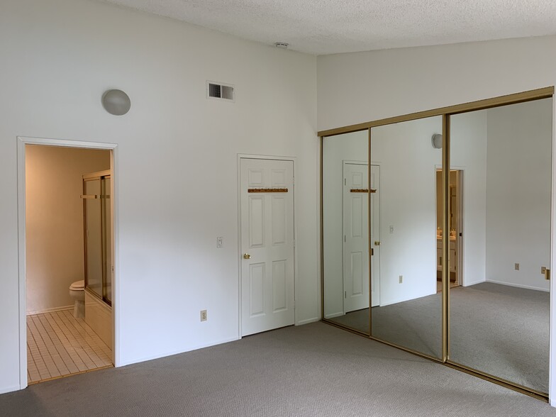 Large master bedroom - 5604 Las Virgenes Rd