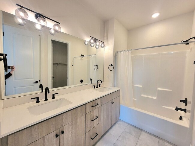 Building Photo - Modern Comfort in the Heart of SE Portland — 3 Bed, 2.5 Bath Home!