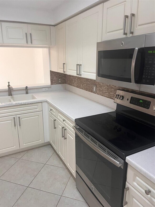 Building Photo - 3021 Alcazar Pl