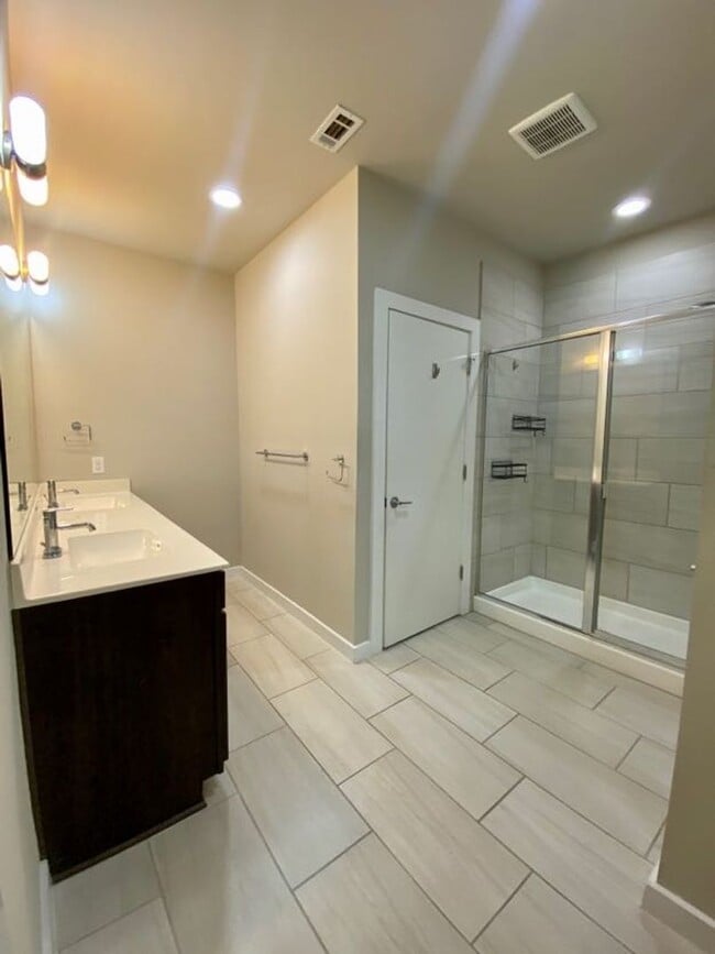 Building Photo - Beautiful Home Move in Ready Located minutes from Southtown!