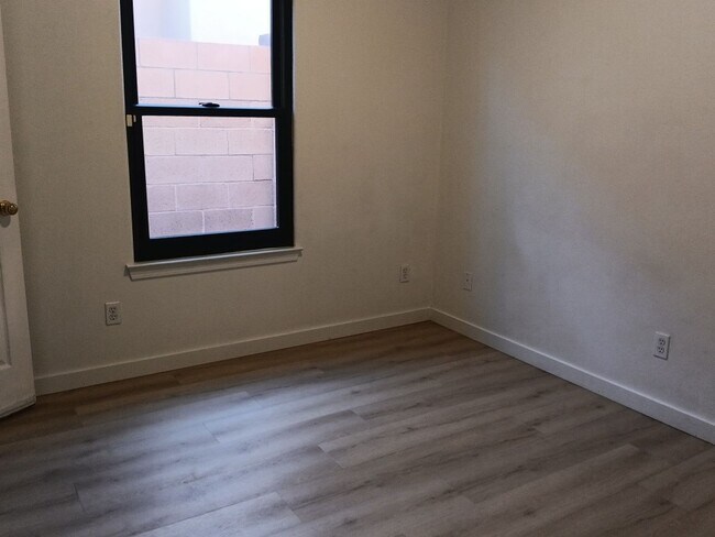 Building Photo - 3 Bedroom, 2 Bathroom Home! Schedule a Showing!