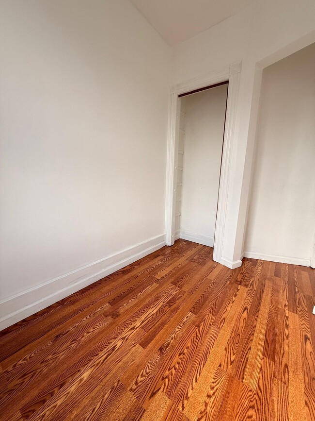 Building Photo - 35 W 47th St