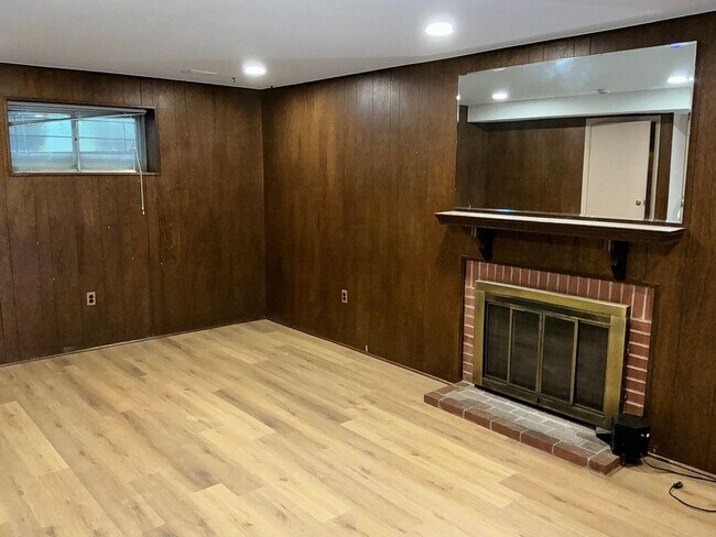 Building Photo - Very well maintained 4BR 2.5BA 5 level spl...