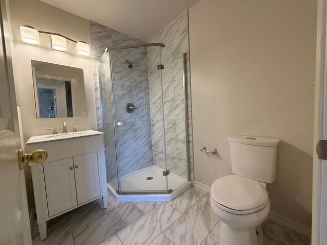 Building Photo - Premier Location!